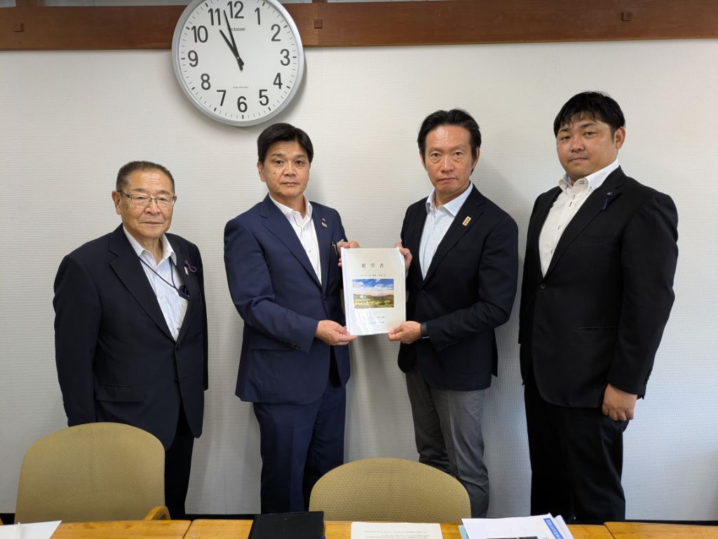 2026826県土木部長に要望書を手交する