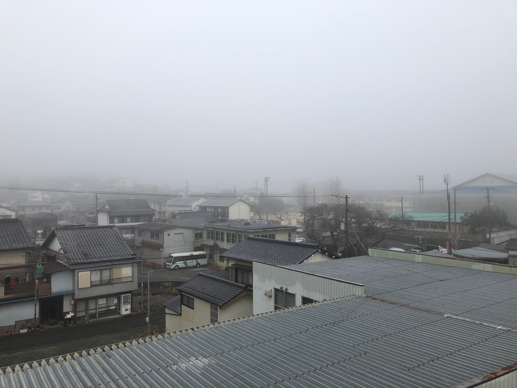 早朝、霧の立ち込めた町内の様子