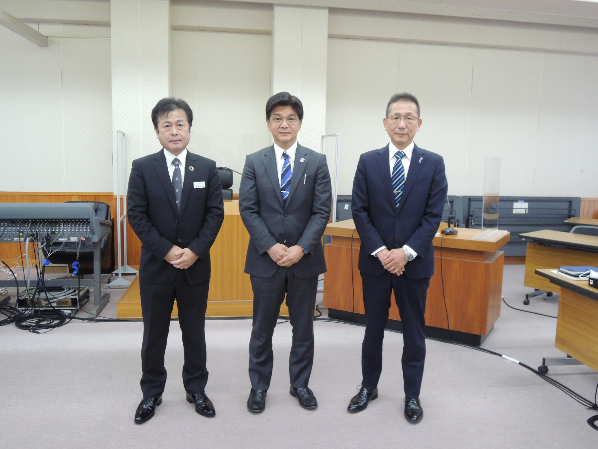 右から、高橋副町長、澤田町長、大西教育長