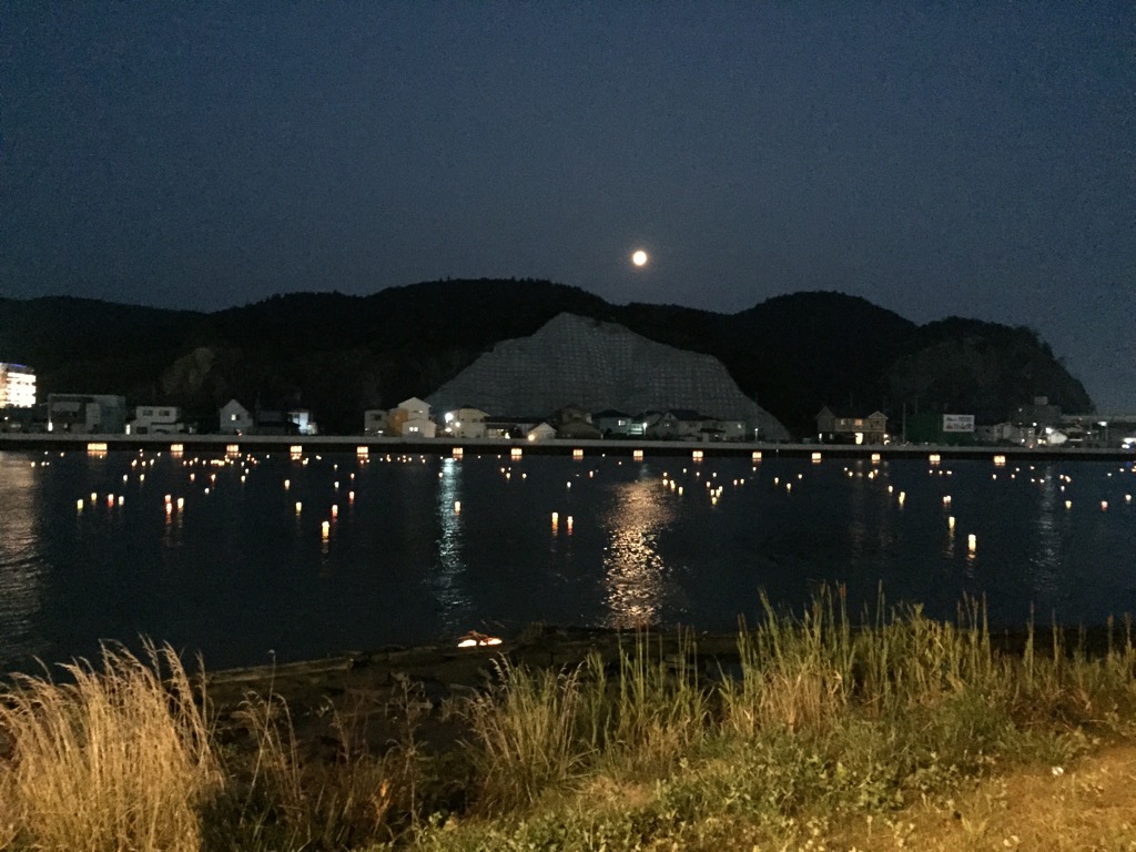 石巻市旧北上川において、東日本大震災の犠牲者を慰霊する灯篭流し