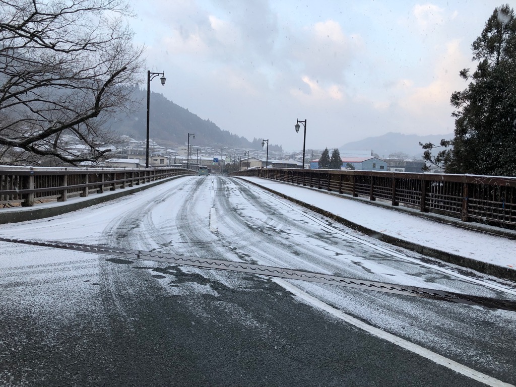 薄っすらと雪を被った本山大橋