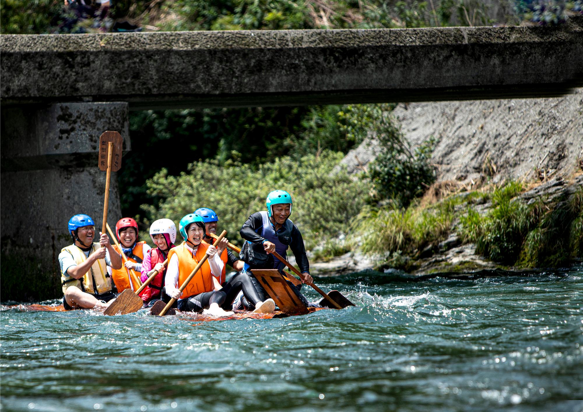 ボートで川下りをする団体の写真。金賞：本山のいかだレース（野中俊秀）.jpg