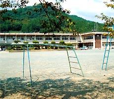 雲梯ごしの本山小学校の外観の写真