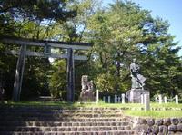 緑が広がる帰全山公園入口の写真