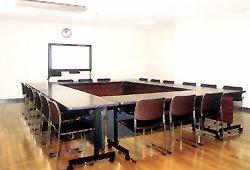 長机をロの字に並べて会議に利用できるようになっている研修室の写真