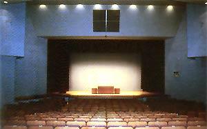 文化ホールの照明が照らされているステージの様子の写真