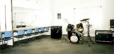 ドラムセットが備わっている文化教室の写真