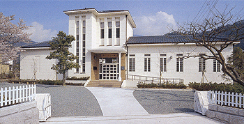 白を基調とした大原富枝文学館の外観の写真