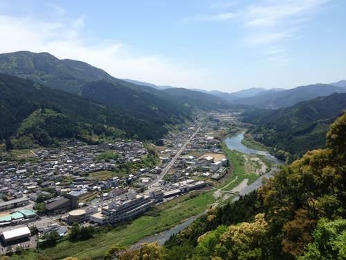 本山町の市街地を俯瞰撮影した写真