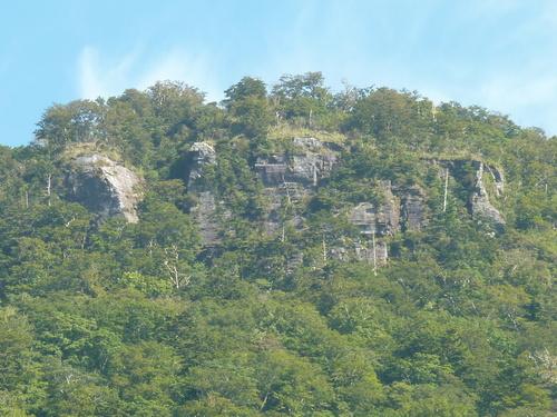 奥工石山にある紅れん石の写真